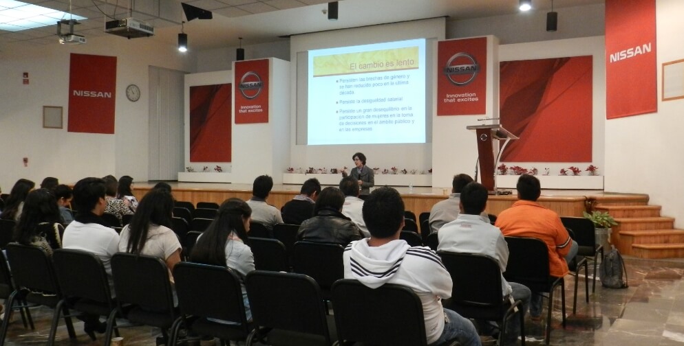 La Dra. Lucía Melgar dicta la conferencia “¿Cómo generar una cultura de tolerancia?” en las instalaciones de Nissan México (Edomex, 2015).