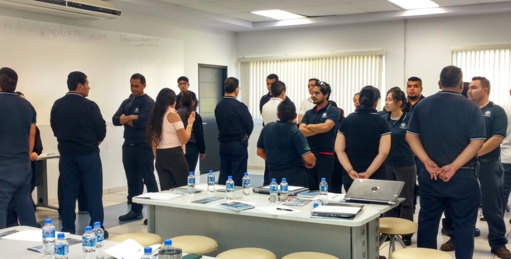 Los efectos del acoso laboral pueden ser devastadores y llegar a afectar varios ámbitos de la vida de las personas. Es importante reconocer la relación entre poder y violencia, para ejecutar estrategias que conlleven a entornos sanos. Curso “Mobbing y abuso de poder” por la Mtra. Nadia Arroyo (Querétaro, 2017).