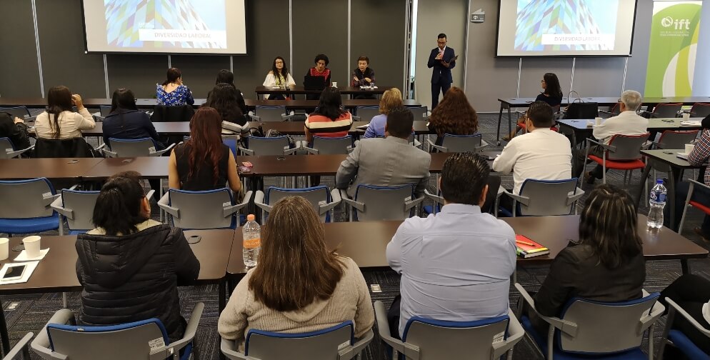 Conversatorio “Diversidad laboral”, donde participan la Mtra. Adelina González, la Mtra. Gloria Careaga y la Mtra. Nadia Arroyo, abordando la vida laboral de las Comunidades Indígenas, las Personas Con Discapacidad y la comunidad de la Diversidad Sexual en el Instituto Federal de Telecomunicaciones (Cdmx, 2018).